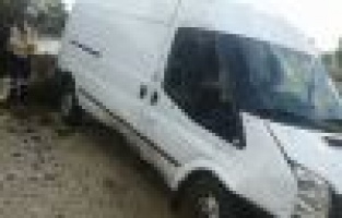 Adıyaman’da minibüs refüje çarptı