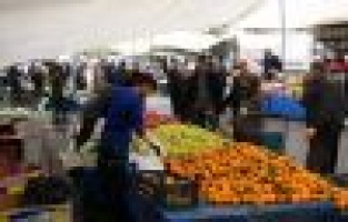 Adıyaman’da pazarlarda insan yoğunluğu