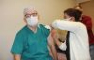 Adıyaman’da sağlık çalışanları aşılanıyor