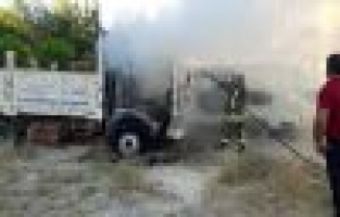 Adıyaman’da terkedilmiş kamyonet yandı