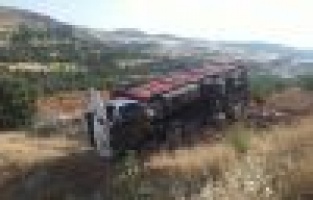 Adıyaman'da tır devrildi: 1 yaralı