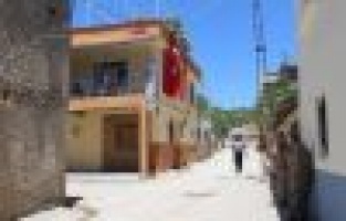 Adıyamanlı şehidin evine ve sokaklara Türk bayrakları asıldı