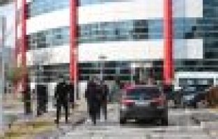 Adliye önündeki şüpheli şahsın üzerinden silah çıktı