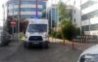 Adliyeden kaçmak isterken kafasını cama çarptı