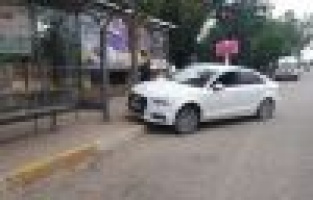 Ağaca çarpmasaydı durakta bekleyenler ezilecekti