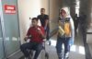 Ağacı keserken elini kesti