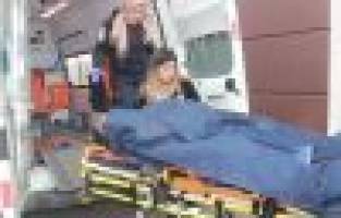 Alt kata düşen inşaat ustası yaralandı