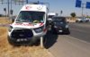 Ambulans ile hafif ticari araç çarpıştı: 2 yaralı