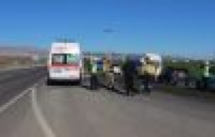 Ambulans ile otomobil çarpıştı: 2 yaralı