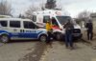 Ambulans İle Polis Aracı Çarpıştı
