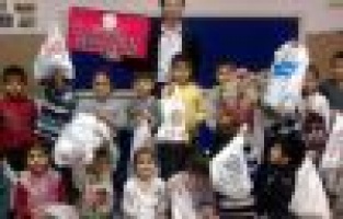 Anaokulu Öğrencilerine Kıyafet Ve Oyuncak Yardımı Yapıldı