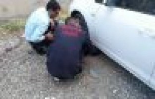 Araç altına sıkışan köpek kurtarıldı