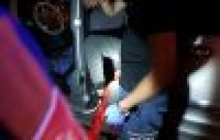 Araç ile ağaç arasına ayağı sıkıştı