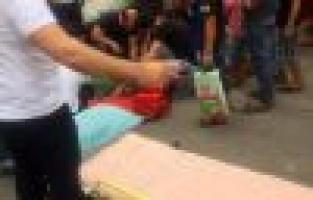 Araca çarparak camdan içeri girdi