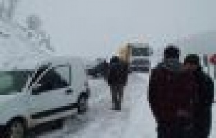 Araçlar karlı yolda mahsur kaldı