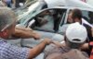 Araçta sıkışan yaralıyı vatandaşların akıl almaz kurtarma yöntemi