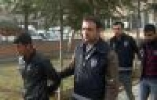Aranan 2 şahıs, pusuya yatan polislerin kovalamacası ile yakalandı