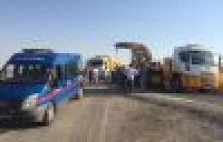 Asfalt yüklü kamyon devrildi, sürücü yara almadan kurtuldu