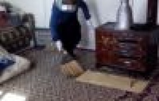 Aşı vurmaya gittiği yaşlı kadının evini süpürdü