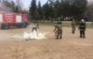 Askerlere yangın söndürme eğitimi