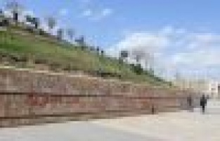 Aşkı Kalbinizde Yaşayın Duvar Köşelerinde Değil..!