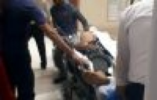 Av tüfeğiyle vurulan yaşlı adam yaşam savaşı veriyor