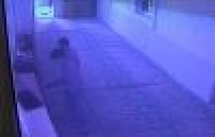 Ayakkabı hırsızları caminin kameralarına yakalandı