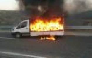 Ayakkabı yüklü kamyonet alev alev yandı