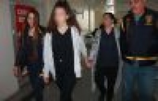 Babasını öldüren genç kız ile annesi el ele tutuşarak geldi