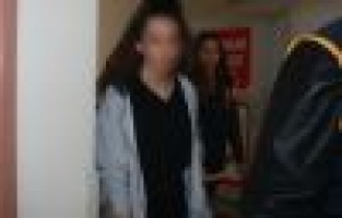 Babasını öldüren genç kız tutuklandı