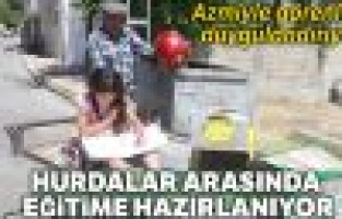 Babasının çöpten topladığı kitapları okuyor