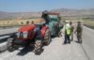 Bağlı olduğu traktörden ayrılan patos makinesi devrildi