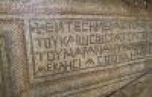 Bahçede çalışırken Roma dönemine ait mozaik buldu