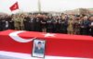 Bakan Soylu şehit babasının kolundan hiç ayrılmadı