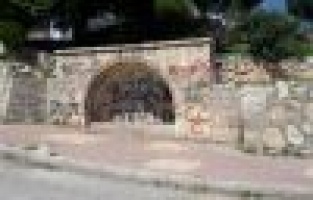 Bakımsız kalan tarihi çeşme tepkilere neden oluyor