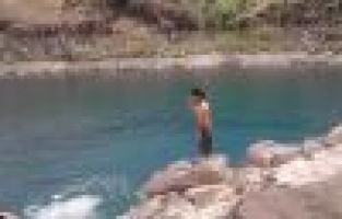 Baraja giren çocuk boğulma tehlikesi geçirdi