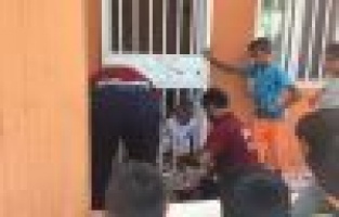 Başını demir korkuluğa sıkıştıran çocuk kurtarıldı