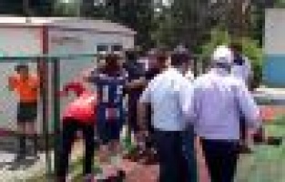 Bayan futbolcular hakemi kovaladı