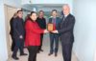 Bayan polis memuru plaketle ödüllendirildi