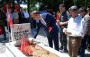 Bayram öncesi şehitlik ziyaret edildi