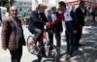 BELEDİYE BAŞKANI BİSİKLETLE GEZİYOR