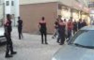 Belediye Karşısında Silahlar Patladı