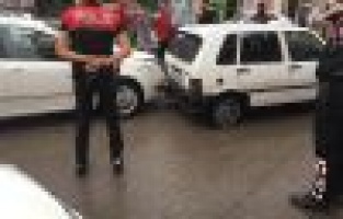 Beş otomobilin karıştığı zincirleme kazada 2 kişi yaralandı