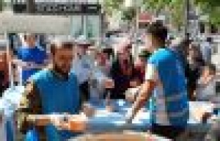  Beşir Derneği 5 bin kişiye aşure dağıttı