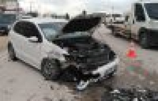 Besni’de iki otomobil çarpıştı