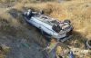 Besni’de otomobil şarampole yuvarlandı