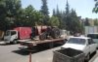 Besni'de traktör devrildi: 2 yaralı