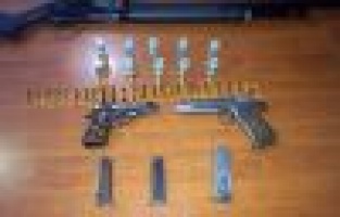 Bir evde tabanca ve tüfek ele geçirildi