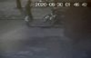 Bisiklet hırsızı kameralara yakalandı