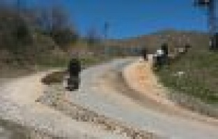 BOZULAN YOLU KÖYLÜLER ONARIYOR